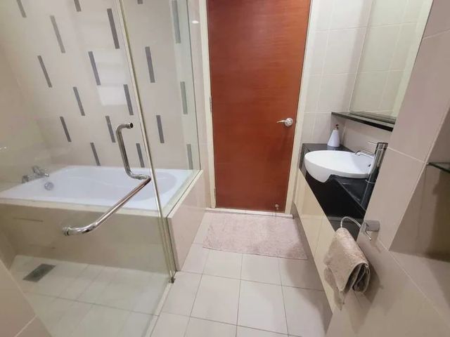 Bathroom with bathtub and basin